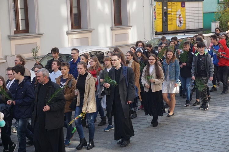 Nabożeństwo i procesja młodzieży do katedry 