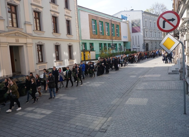 Nabożeństwo i procesja młodzieży do katedry 