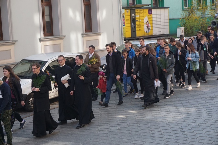 Nabożeństwo i procesja młodzieży do katedry 