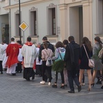 Nabożeństwo i procesja młodzieży do katedry 