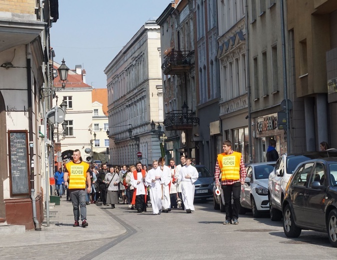 Nabożeństwo i procesja młodzieży do katedry 