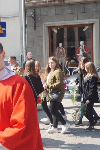 Nabożeństwo i procesja młodzieży do katedry 