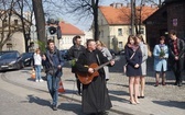 Nabożeństwo i procesja młodzieży do katedry 