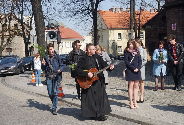 Nabożeństwo i procesja młodzieży do katedry 