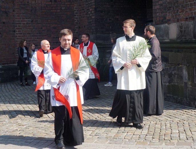 Nabożeństwo i procesja młodzieży do katedry 