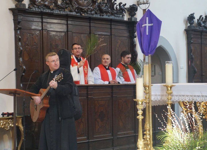 Nabożeństwo i procesja młodzieży do katedry 