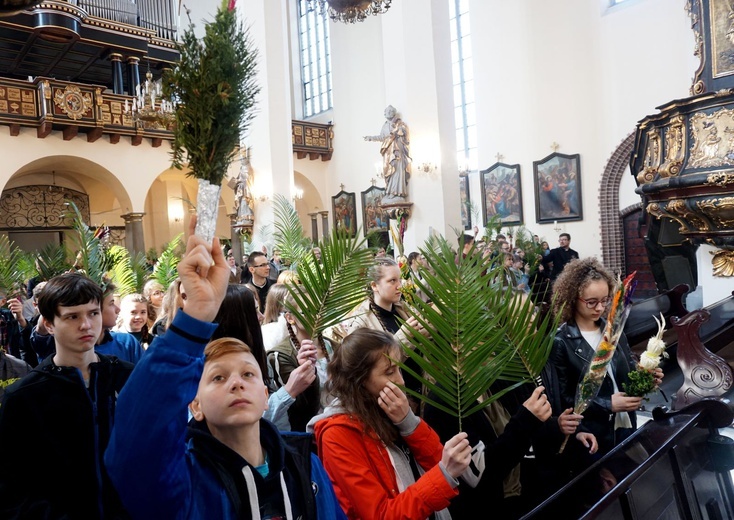 Nabożeństwo i procesja młodzieży do katedry 