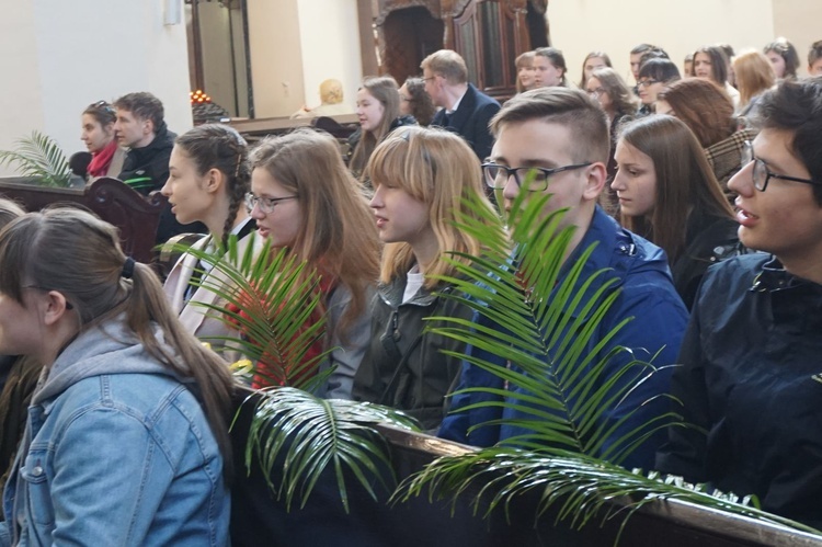 Nabożeństwo i procesja młodzieży do katedry 