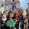 Młodzież z parafii na Korabce w swoją palmę ozdobiła cytatami i wizerunkiem św. Jana Pawła II, by uczucić 20. rocznicę wizyty świętego w Łowiczu 