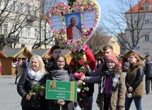 Młodzież z parafii na Korabce w swoją palmę ozdobiła cytatami i wizerunkiem św. Jana Pawła II, by uczucić 20. rocznicę wizyty świętego w Łowiczu 