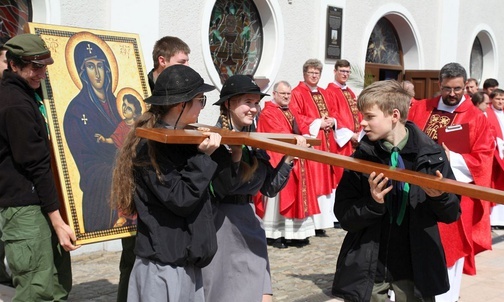 Harcerze ZHR ponieśli w procesji do katedry ikonę Matki Bożej i krzyż ŚDM.