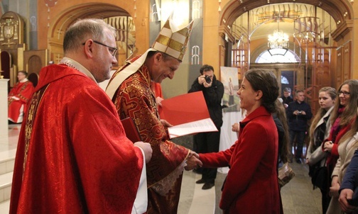 Bp Roman Pindel i ks. Przemysław Sawa wręczają dyplomy absolwentom Szkoły Animatora.