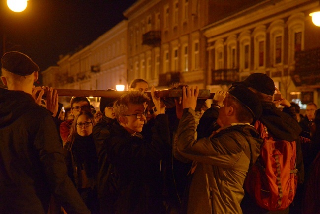 Droga Krzyżowa młodych w Radomiu