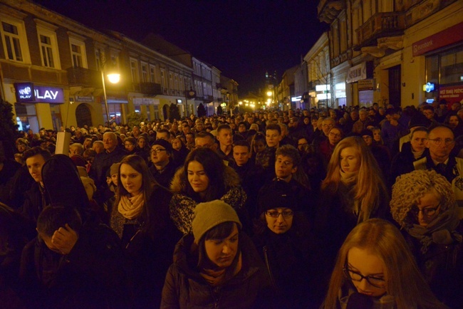 Droga Krzyżowa młodych w Radomiu