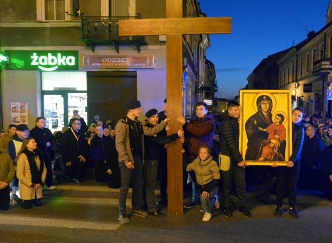 Droga Krzyżowa młodych w Radomiu