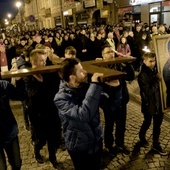 Podczas nabożeństwa niesiono krzyż i ikonę Matki Bożej, wierne repliki symboli Światowych Dni Młodzieży.