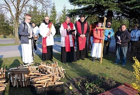 ▲	Ks. Jarosław Hossa święci krzyże przed nabożeństwem.