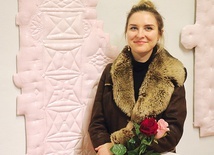 ◄	Artystka jest elblążanką, absolwentką Wydziału Malarstwa na Akademii Sztuk Pięknych w Gdańsku. Na swoim koncie ma ponad 40 wystaw zbiorowych i indywidualnych zarówno w kraju, jak i za granicą.