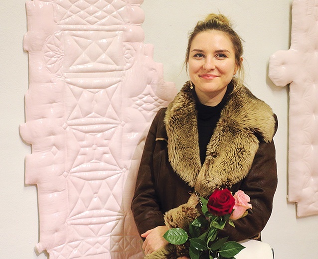 ◄	Artystka jest elblążanką, absolwentką Wydziału Malarstwa na Akademii Sztuk Pięknych w Gdańsku. Na swoim koncie ma ponad 40 wystaw zbiorowych i indywidualnych zarówno w kraju, jak i za granicą.