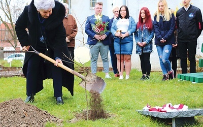 ▲	W uroczystości zasadzenia dębu pamięci wzięli udział także kombatanci.