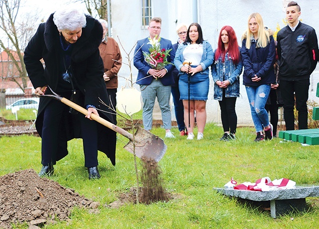 ▲	W uroczystości zasadzenia dębu pamięci wzięli udział także kombatanci.