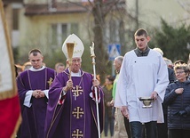 ▲	Mszy św. przewodniczył i plac pod budowę pobłogosławił  bp Andrzej F. Dziuba.