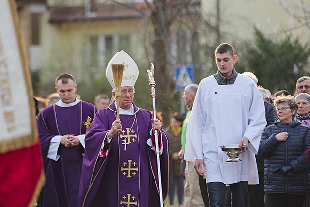 ▲	Mszy św. przewodniczył i plac pod budowę pobłogosławił  bp Andrzej F. Dziuba.