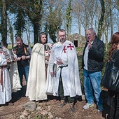 ▲	Na oficjalne zakończenie prac członkowie stowarzyszenia przybyli w strojach templariuszy.