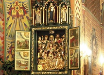 ▲	Gotycka płaskorzeźba z ok. 1500 r. w bocznym ołtarzu katedry.