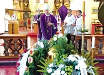 ▲	Ceremonii pogrzebowej przewodniczył bp Ignacy Dec.