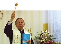 ▼	„Wszyscy jesteśmy w drodze. Nie jesteśmy jednak sami. Jest z nami Chrystus Zmartwychwstały” – napisał pasterz  Kościoła radomskiego.