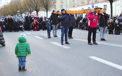 W gdyńskiej Via Dolorosa biorą udział tłumy.