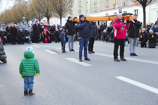 W gdyńskiej Via Dolorosa biorą udział tłumy.