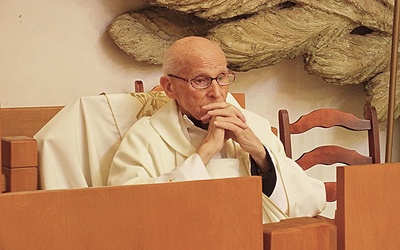 Ojciec Józef w czasie parafialnej uroczystości w 2017 roku.