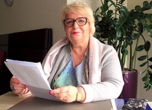 Pani Danuta, położna z 40-letnim stażem, zachęca, by włączyć się w inicjatywę.