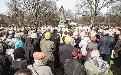 ◄	28 kwietnia o 15.00 przy posągu w parku zgromadzą się wierni.