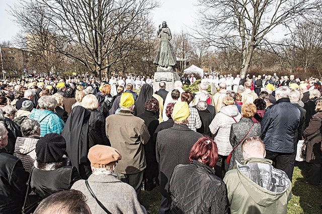 ◄	28 kwietnia o 15.00 przy posągu w parku zgromadzą się wierni.