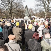 ◄	28 kwietnia o 15.00 przy posągu w parku zgromadzą się wierni.