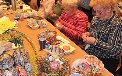 ▲	Piękne wyroby regionalne wychodzą spod palców starszych i młodych twórców.