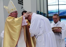 Każdemu z nich biskup przekazał krzyż oraz znak pokoju.