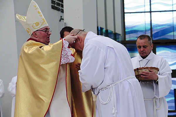 Każdemu z nich biskup przekazał krzyż oraz znak pokoju.