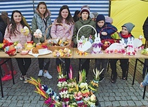 Dzieci z Nowosielca prezentują wykonane przez siebie ozdoby.