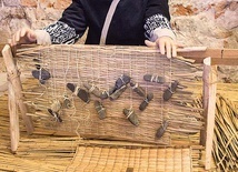 Kobieta ajnuska w trakcie pracy – fragment ekspozycji. 