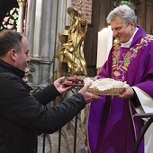 Uczestnicy Eucharystii powierzyli Bogu swoją przyszłość.