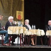 ▼	Paneliści (od lewej): prof. Zbigniew Kadłubek, prof. Krzysztof Gasidło, Małgorzata Mańka-Szulik i ks. Roman Chromy.