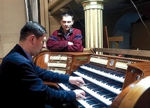 Damian Wyleżoł (z prawej) i Marcin Jurczyk pod koniec prowadzonych prac.