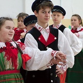 Przez tradycyjne stroje, taniec, śpiew i gwarę młodzież pokazuje, że lokalne zwyczaje są żywe.