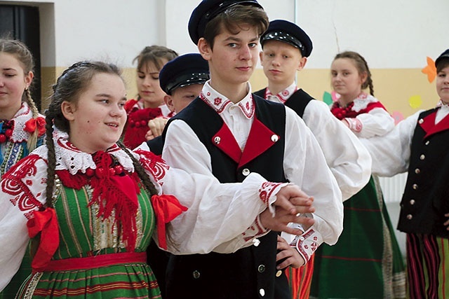 Przez tradycyjne stroje, taniec, śpiew i gwarę młodzież pokazuje, że lokalne zwyczaje są żywe.