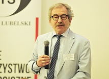 Prof. Adam A. Szafrański podczas wystąpienia.