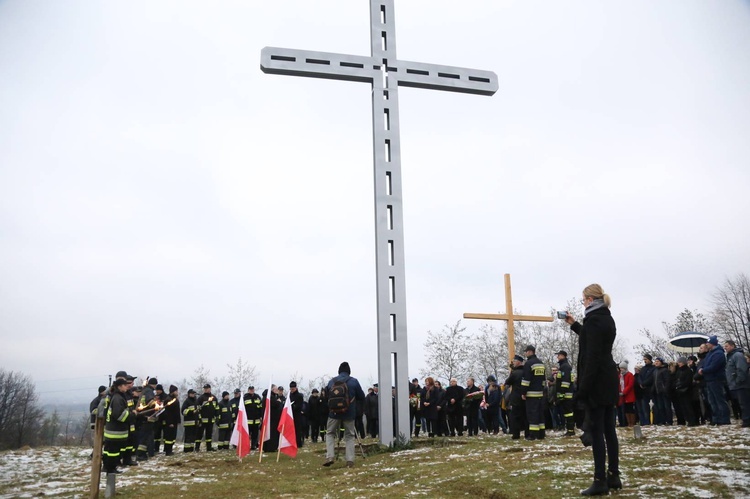 Poświęcenie krzyża w Biegonicach